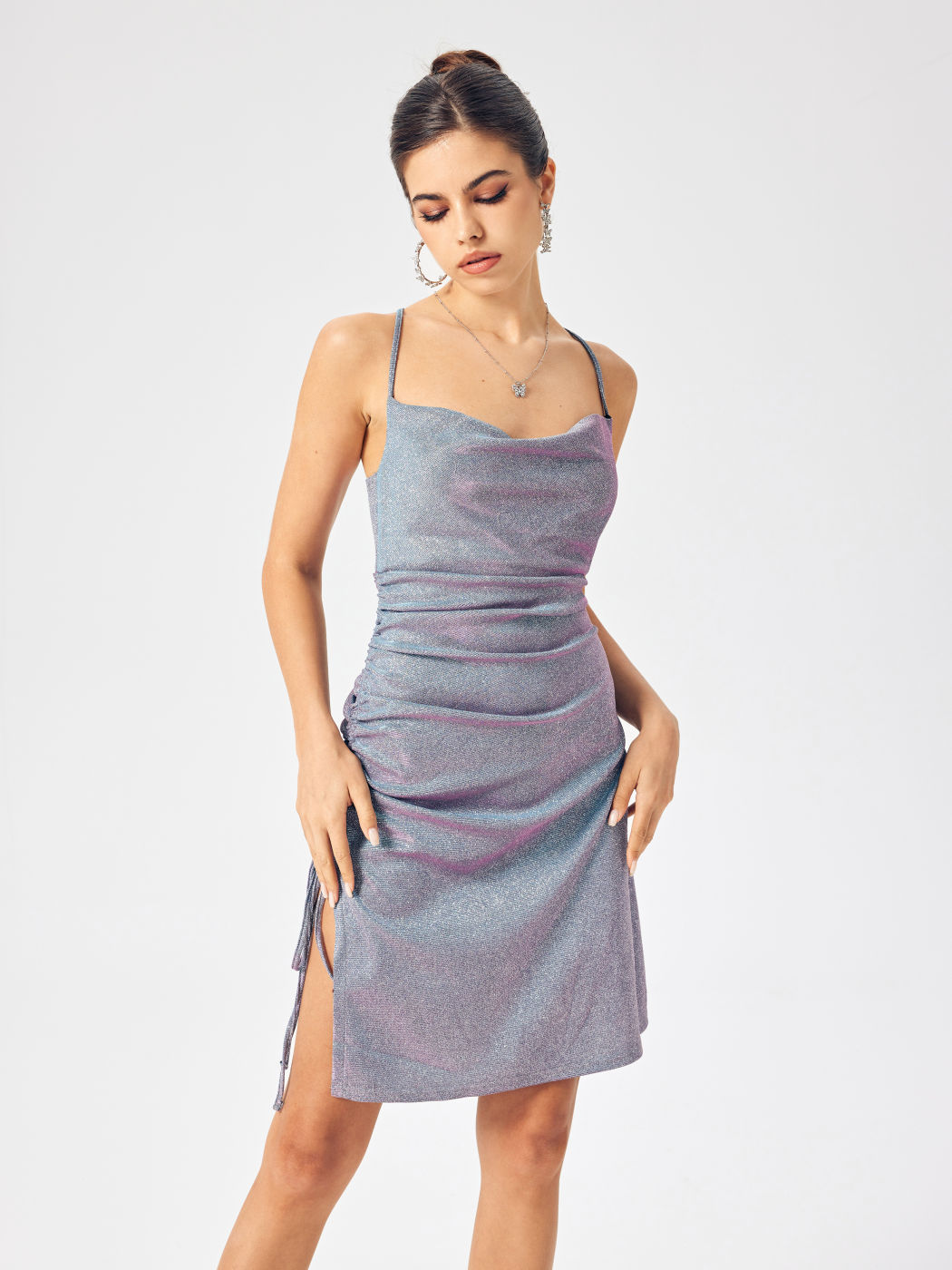 Glitzerndes Minikleid mit Kordelzug und Wasserfallausschnitt