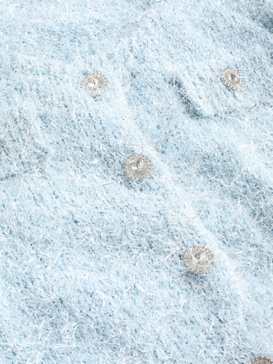 Flauschige Strickjacke mit Strassknöpfen und V-Ausschnitt