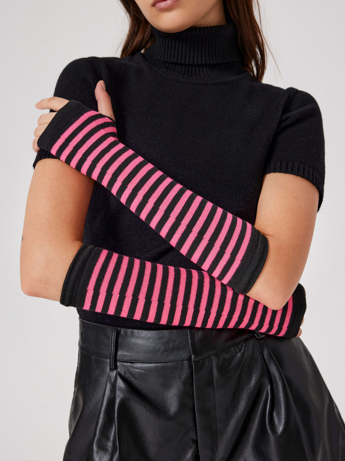 Gestreifte fingerlose Handschuhe