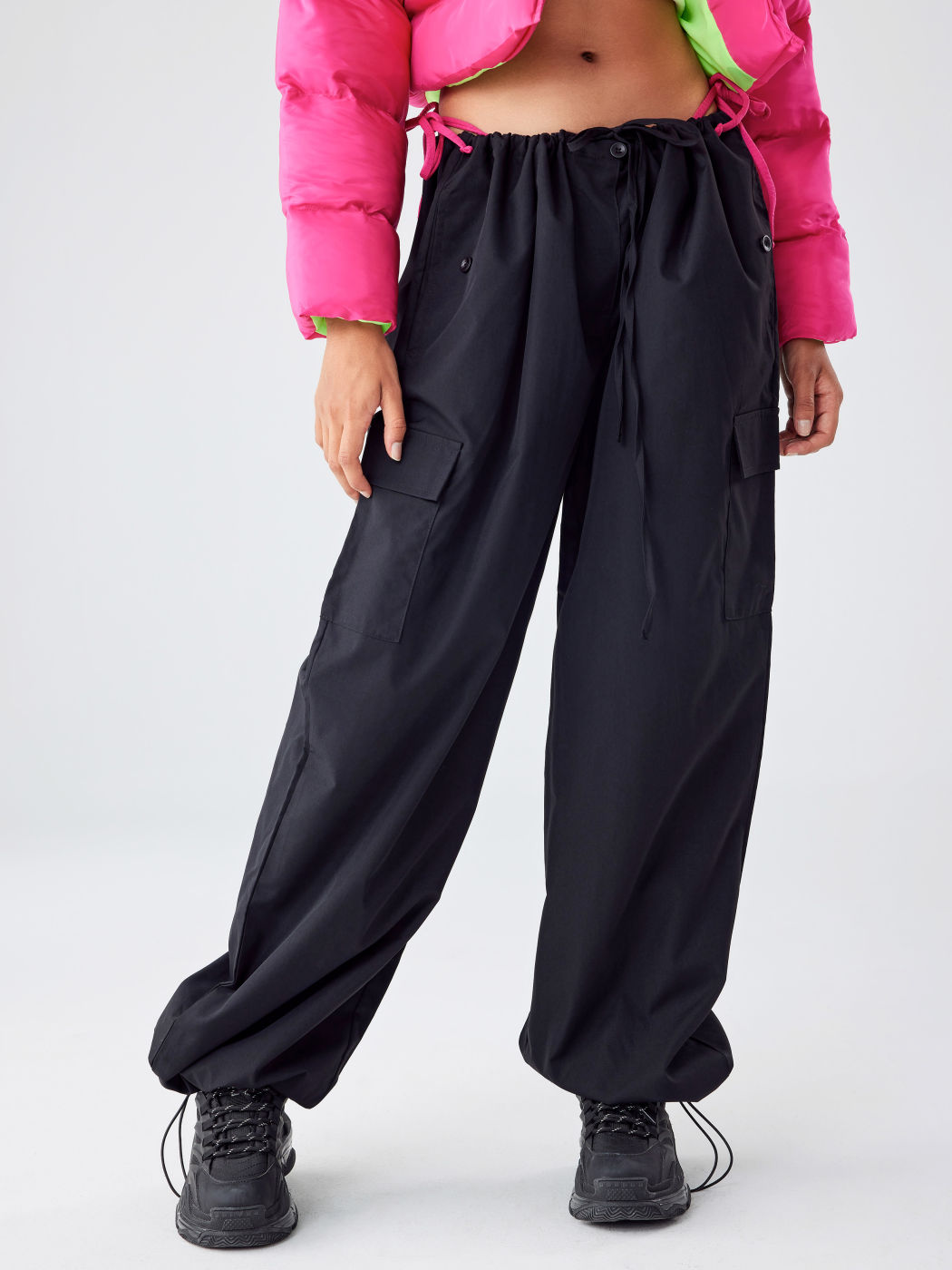 Pantalon cargo parachute taille basse uni