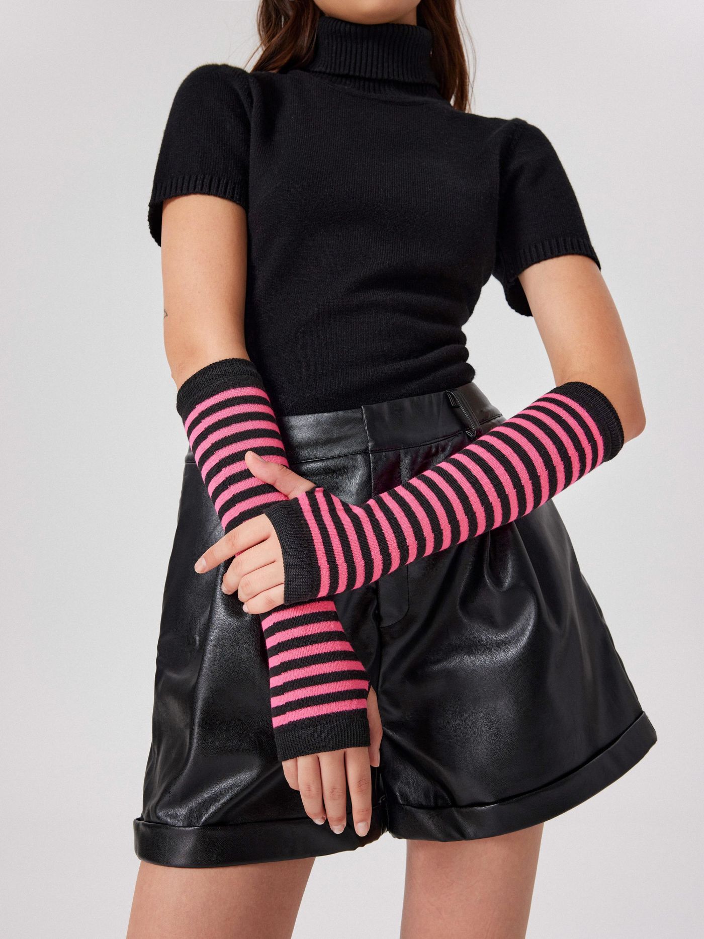 Gestreifte fingerlose Handschuhe
