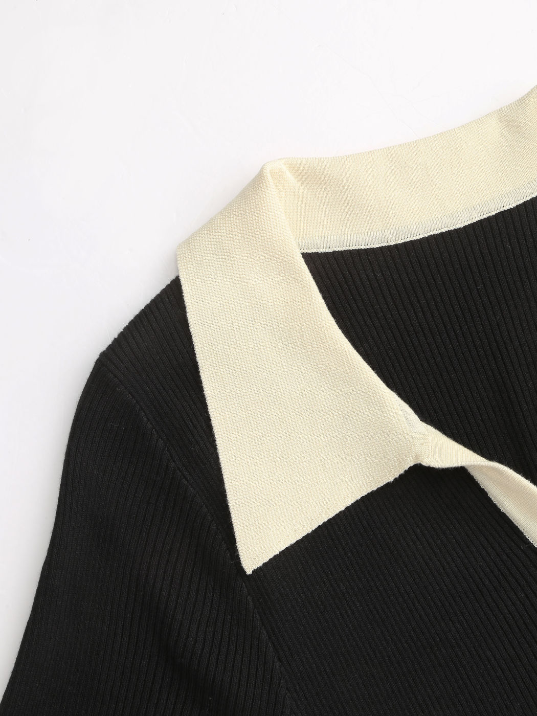 Geripptes Polo-Strickkleid mit Kontrastkragen Kurve & Plus