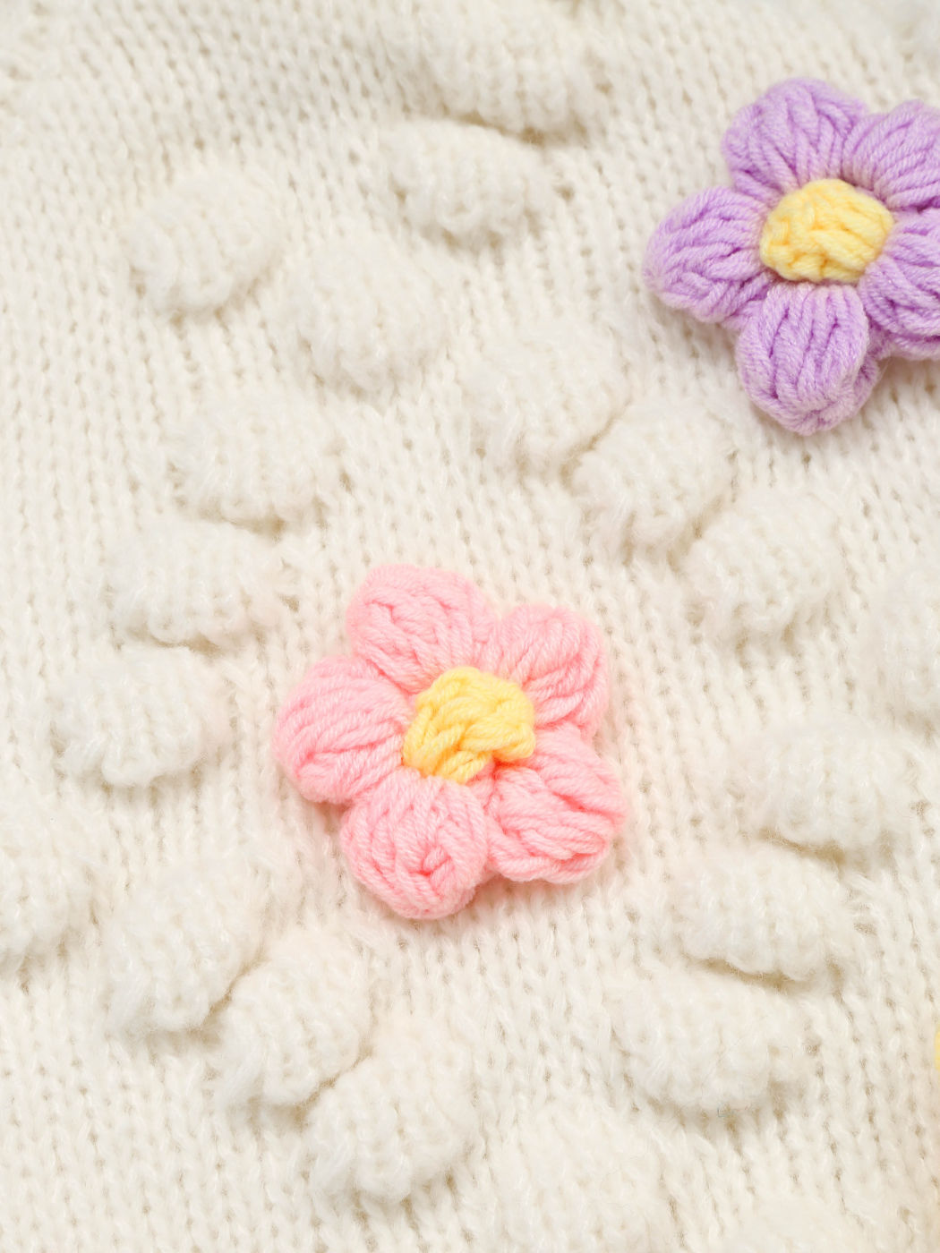  Blumiger Häkelknopf Strickjacke