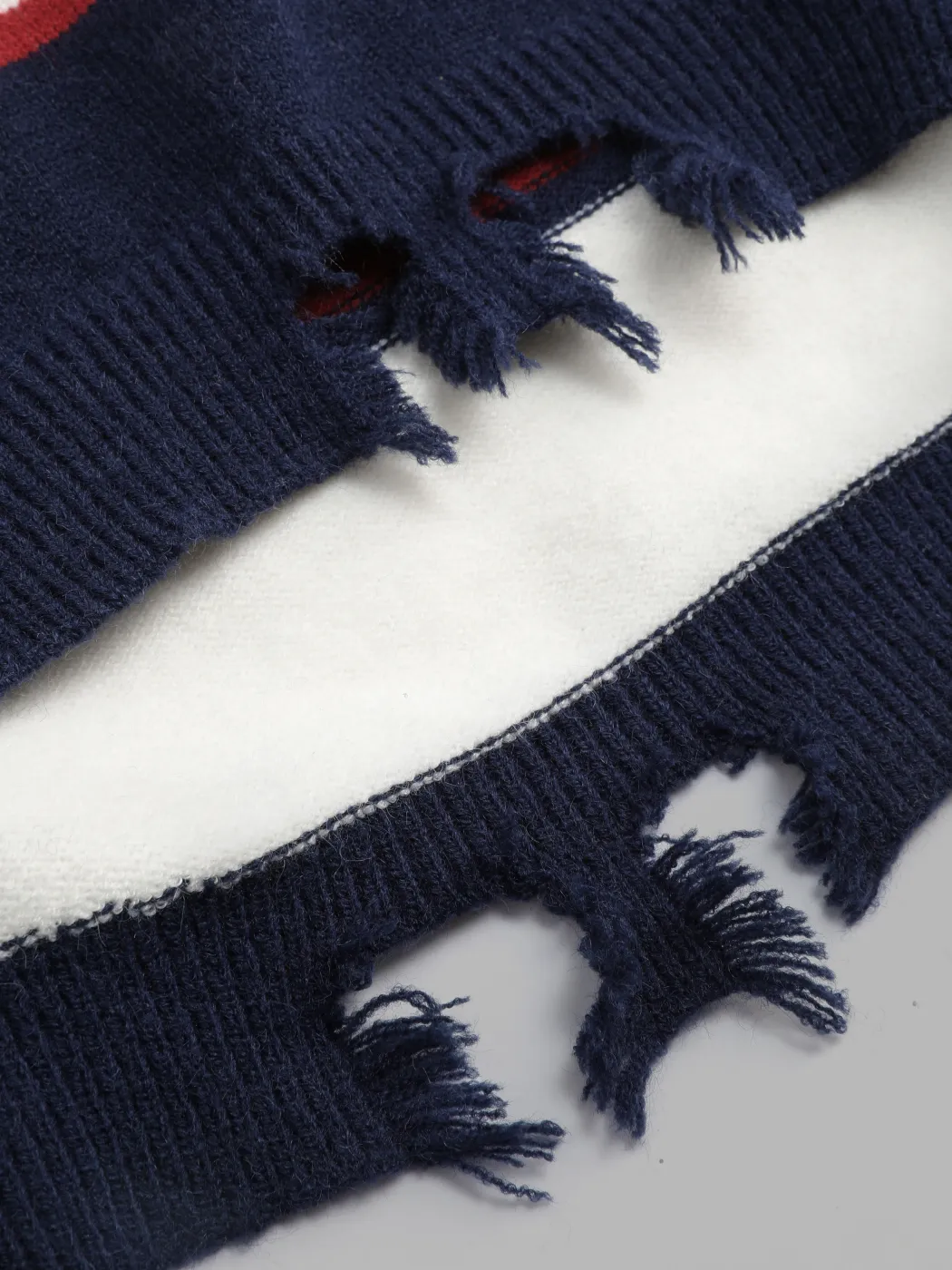 Gestreifter, zerrissener Pullover