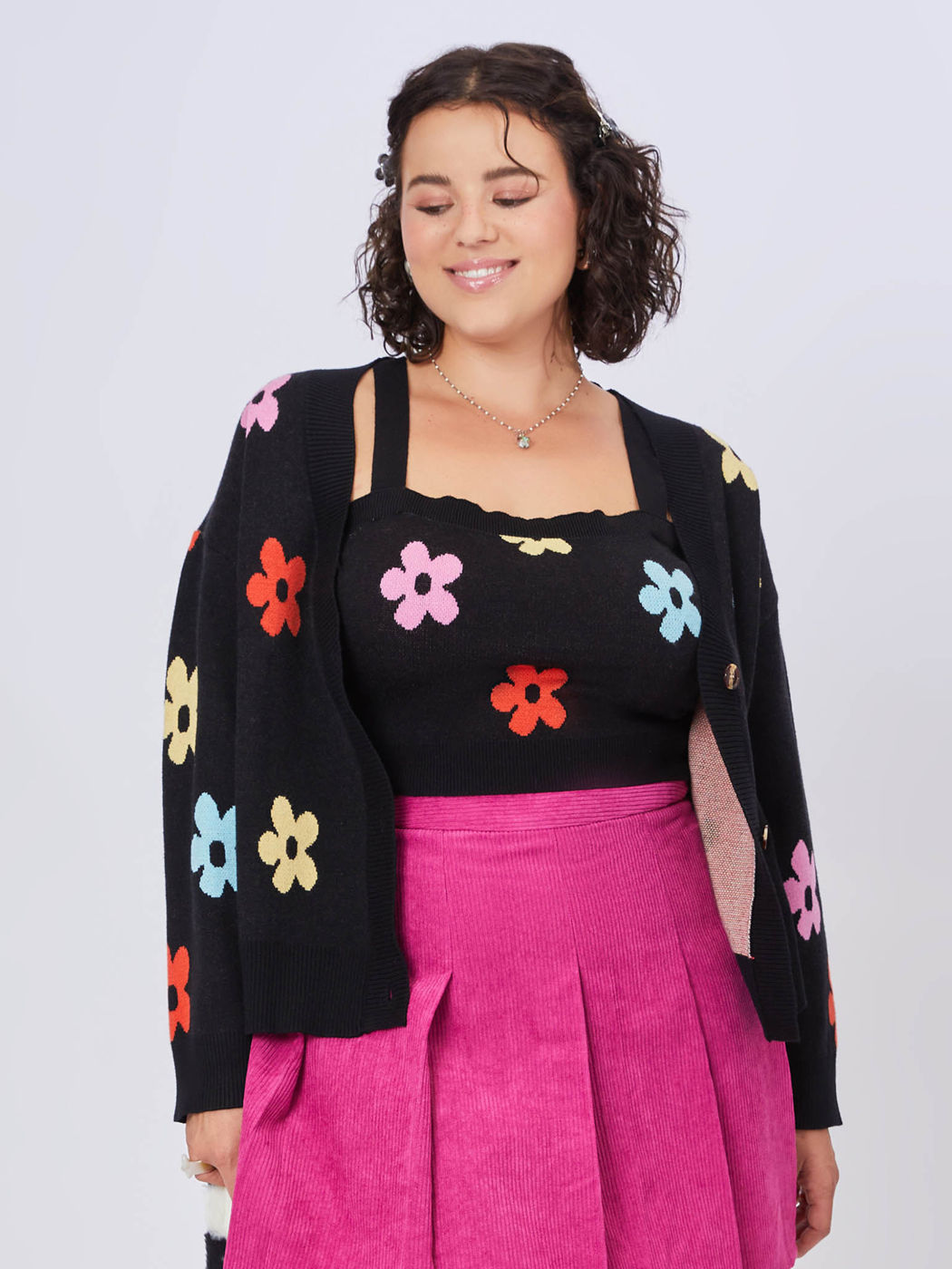 Strickjacke mit Knöpfen und Blumenmuster Kurve & Plus