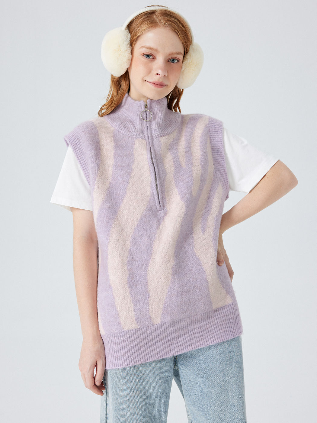 Strickweste mit hohem Kragen und Reißverschluss und Zebra-Print