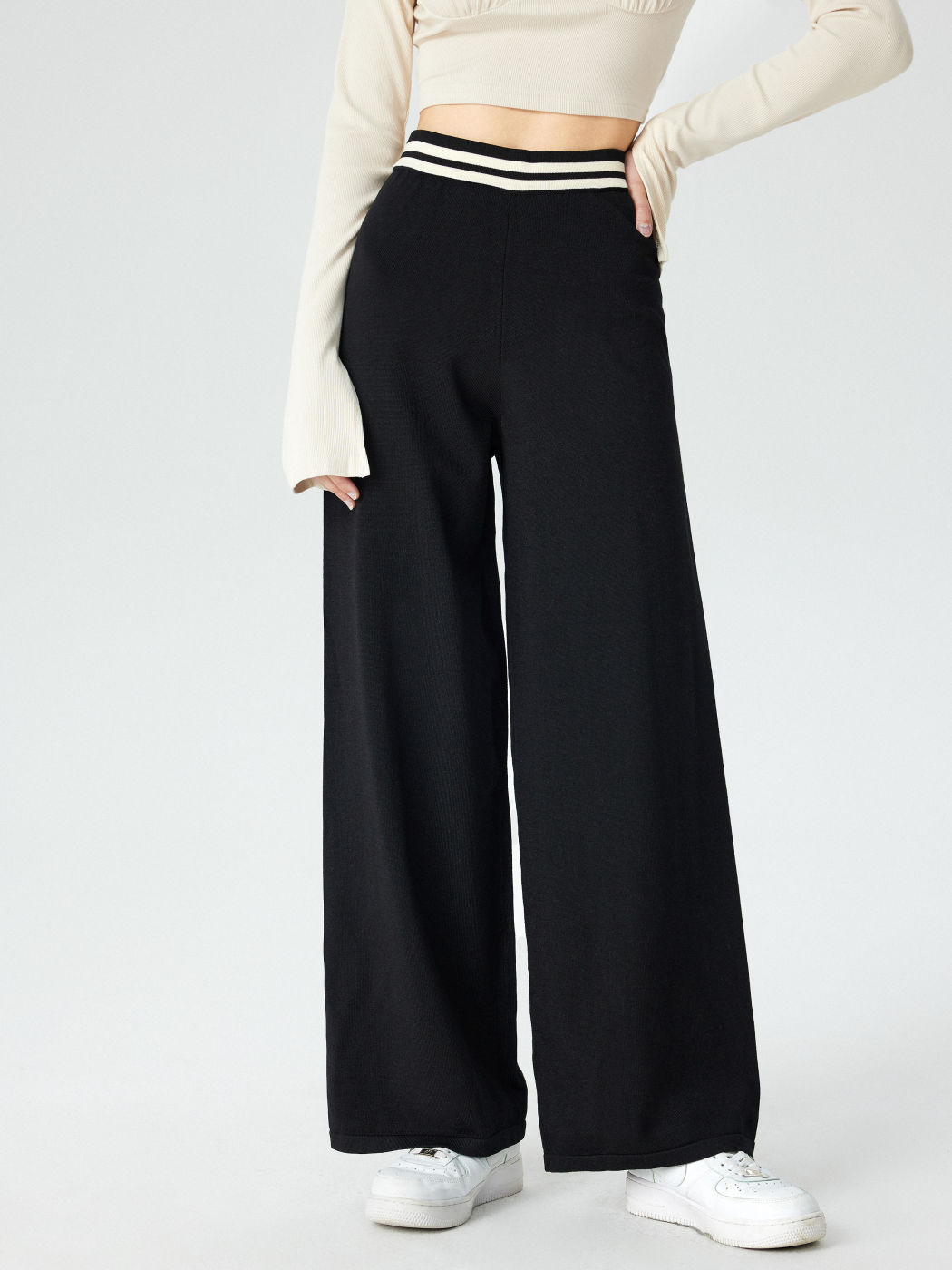 Kontrastierende Strickhose mit weitem Bein