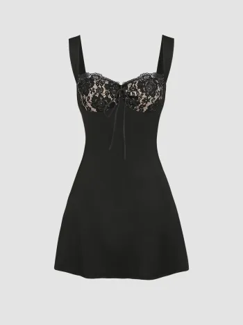 Satin-Spitzen-Minikleid mit Herzausschnitt und Knoten
