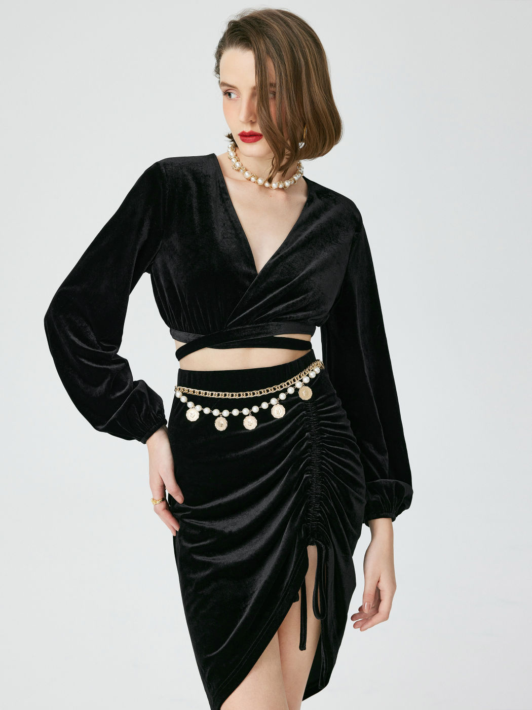 Crop Top aus Samt mit gerüschtem V-Ausschnitt zum Binden am Rücken