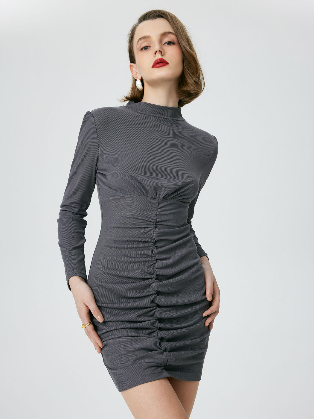 Geripptes, hochgeschlossenes, figurbetontes kurzes Kleid mit Rüschen