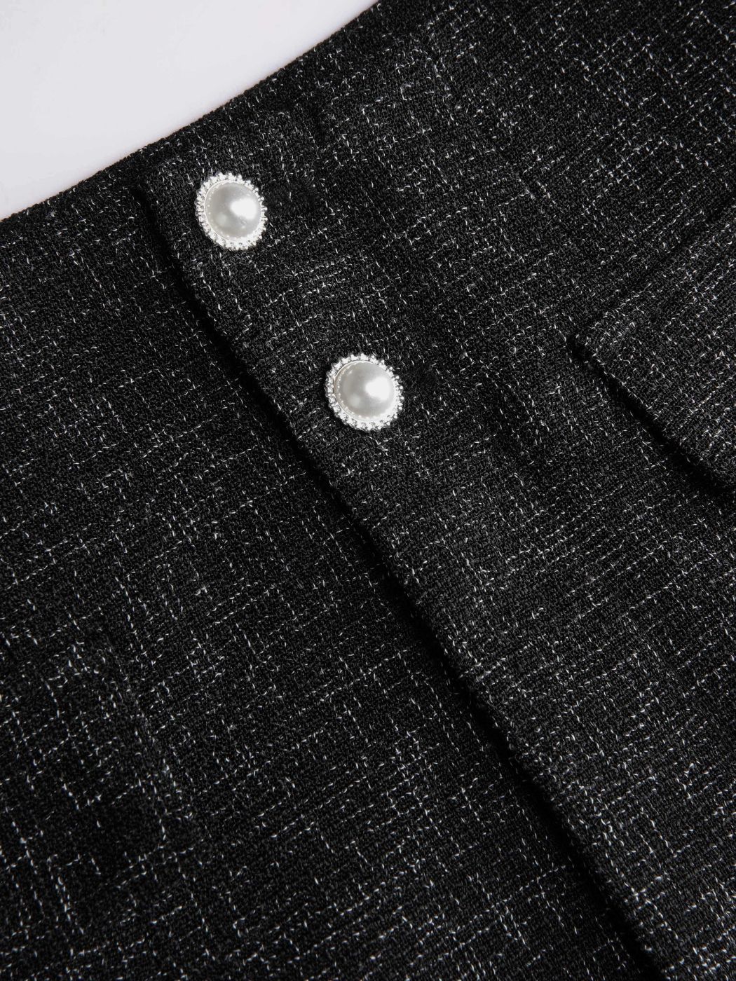 Minirock aus Tweed mit Kunstperlenknöpfen