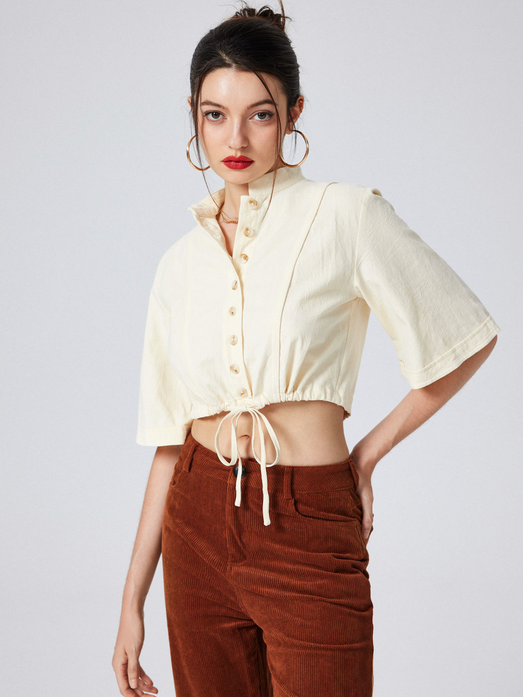 Crop Top mit festem Kragen und kurzen Ärmeln
