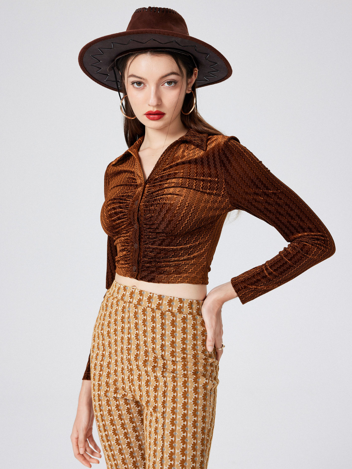 Crop-Bluse aus Samt mit Chevron-Knöpfen