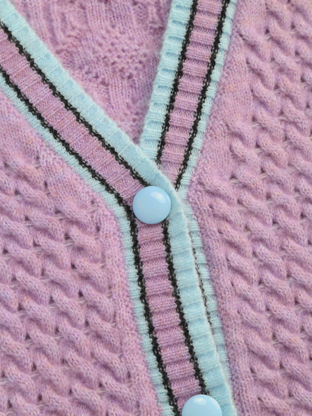 Cardigan mit Zopfmuster und V-Ausschnitt