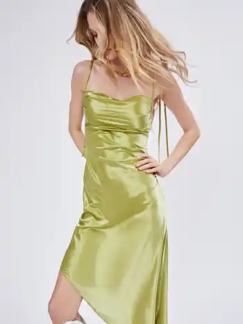 Cami-Kleid aus Satin mit asymmetrischem Saum