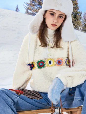 Gehäkelter Fleece-Hoodie mit Blumenmuster