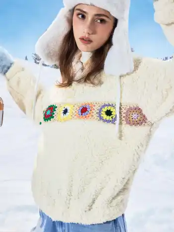 Gehäkelter Fleece-Hoodie mit Blumenmuster