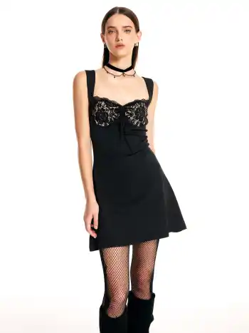 Satin-Spitzen-Minikleid mit Herzausschnitt und Knoten