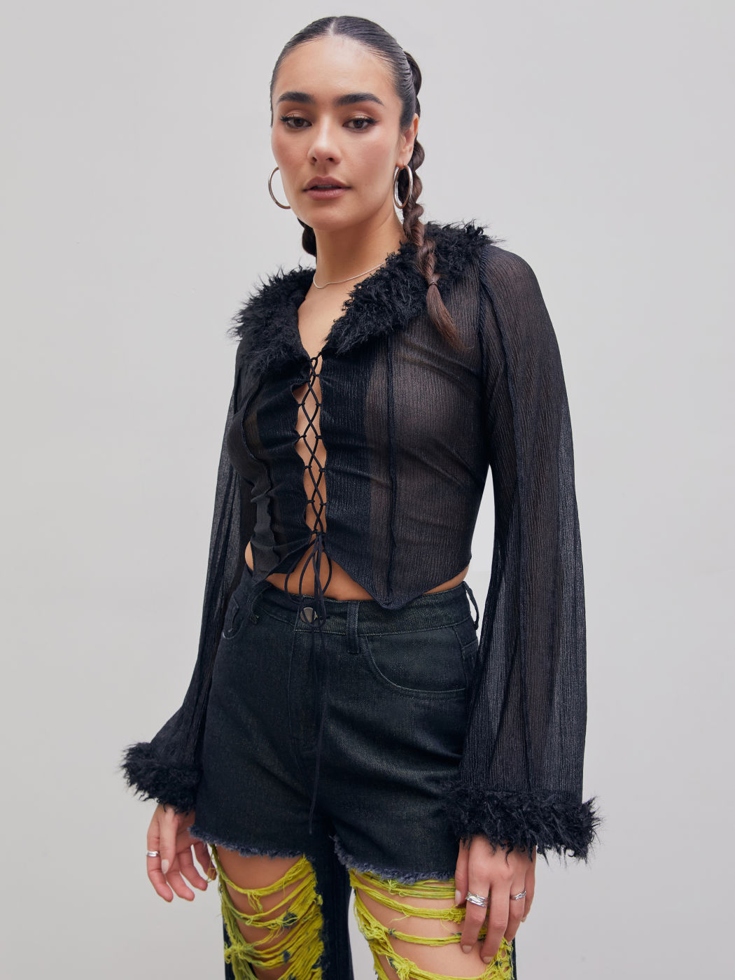 Crop-Top mit Kunstpelzkragen und Metallic-Schnürung