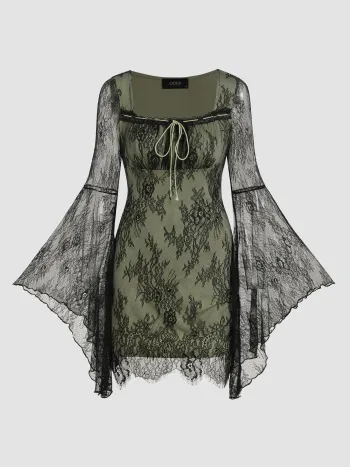 Geblümtes Minikleid mit geknoteter Spitze und Glockenärmeln