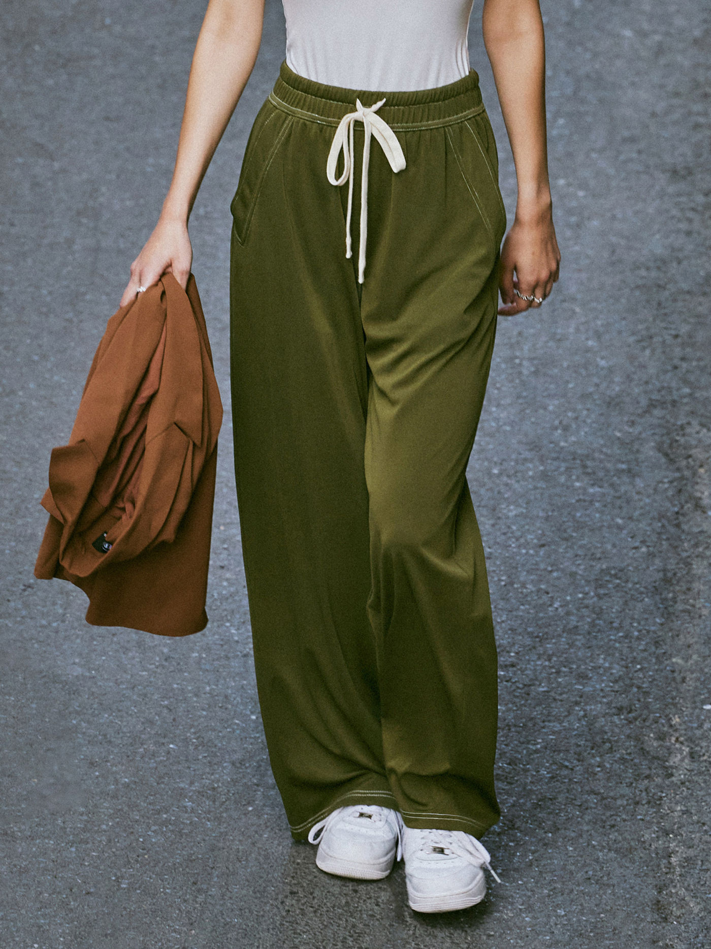 Pantaloni a gamba larga con coulisse a vita alta