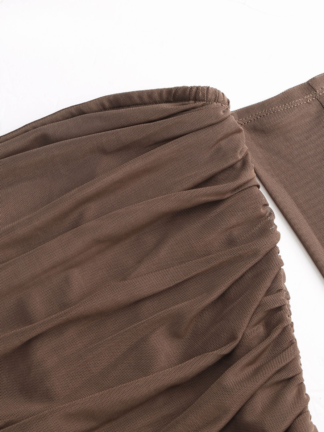 Trägerloses festes Maxikleid aus Mesh mit Ärmeln