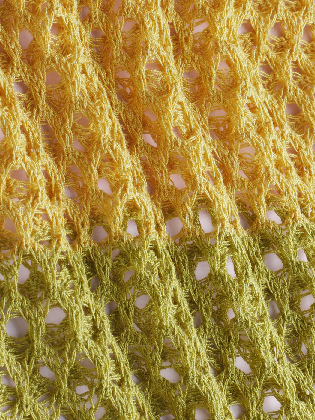 Buntes, ausgehöhltes, kurzes Strickkleid