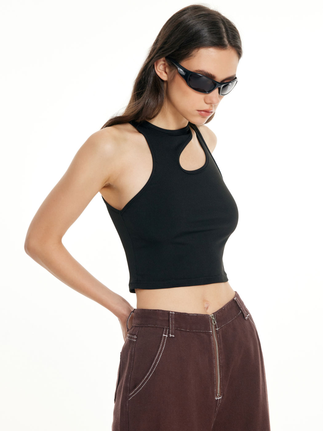 Einfarbiges asymmetrisches ärmelloses Crop Top