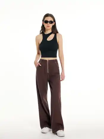 Einfarbiges asymmetrisches ärmelloses Crop Top