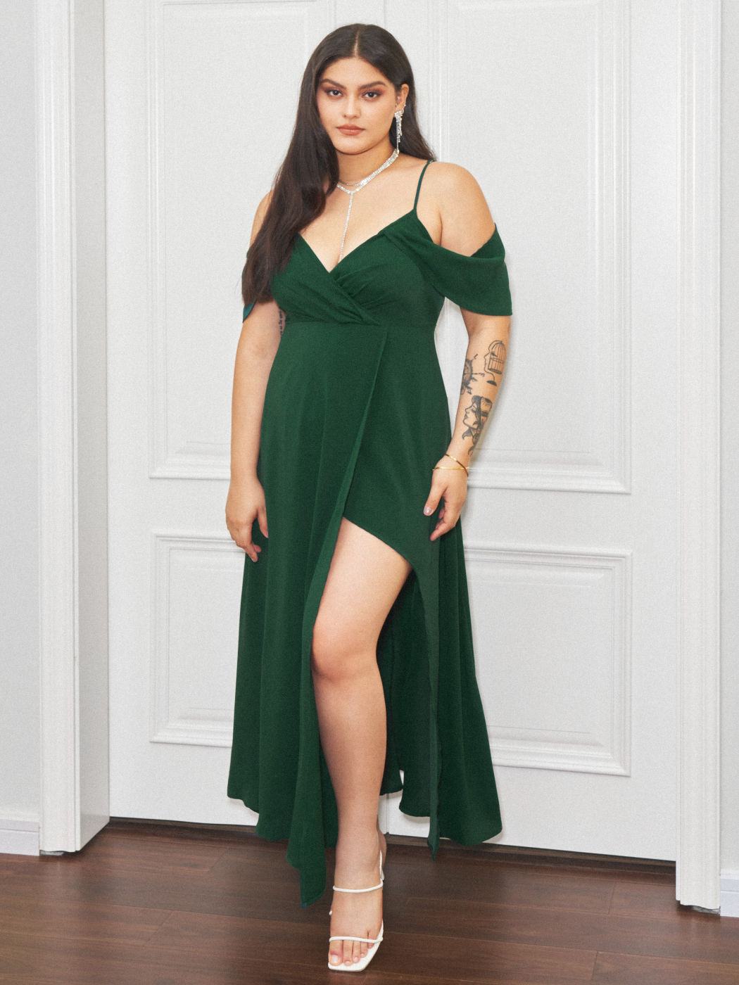 Gewebtes, schulterfreies, verschüttetes Maxikleid Kurve & Plus