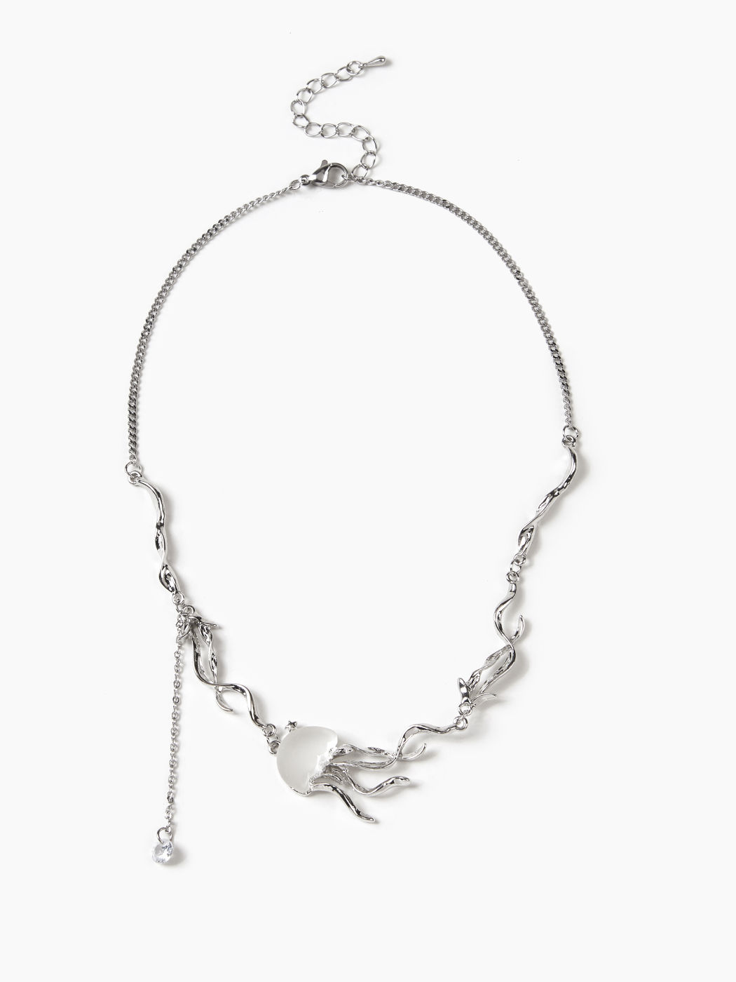 Collar con colgante de diseño de medusa