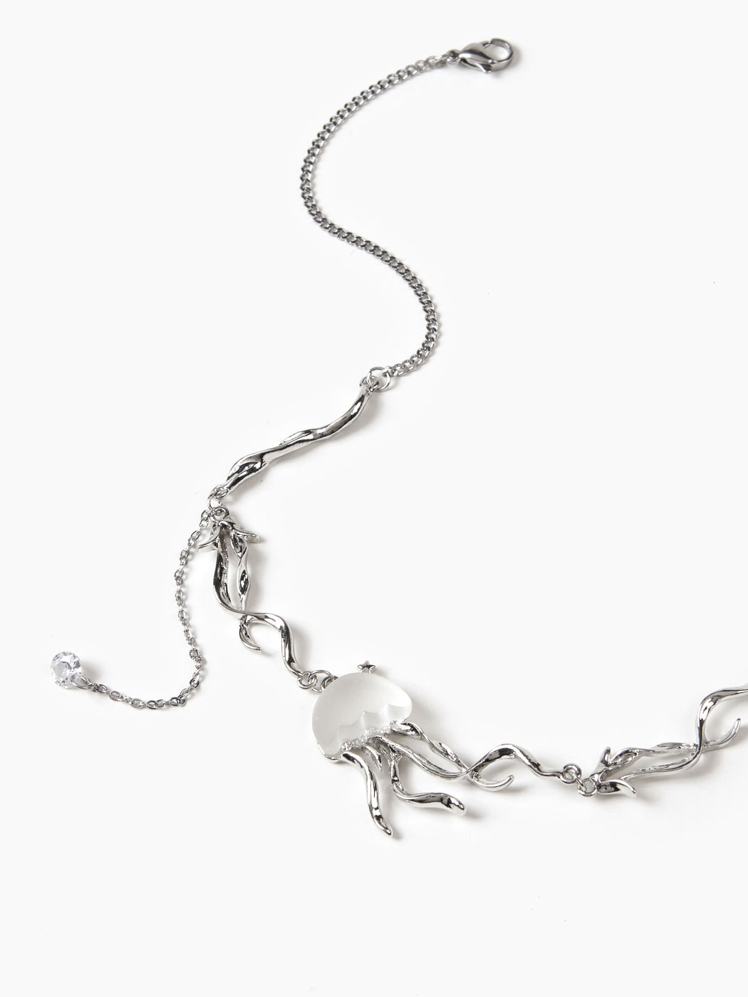 Collar con colgante de diseño de medusa