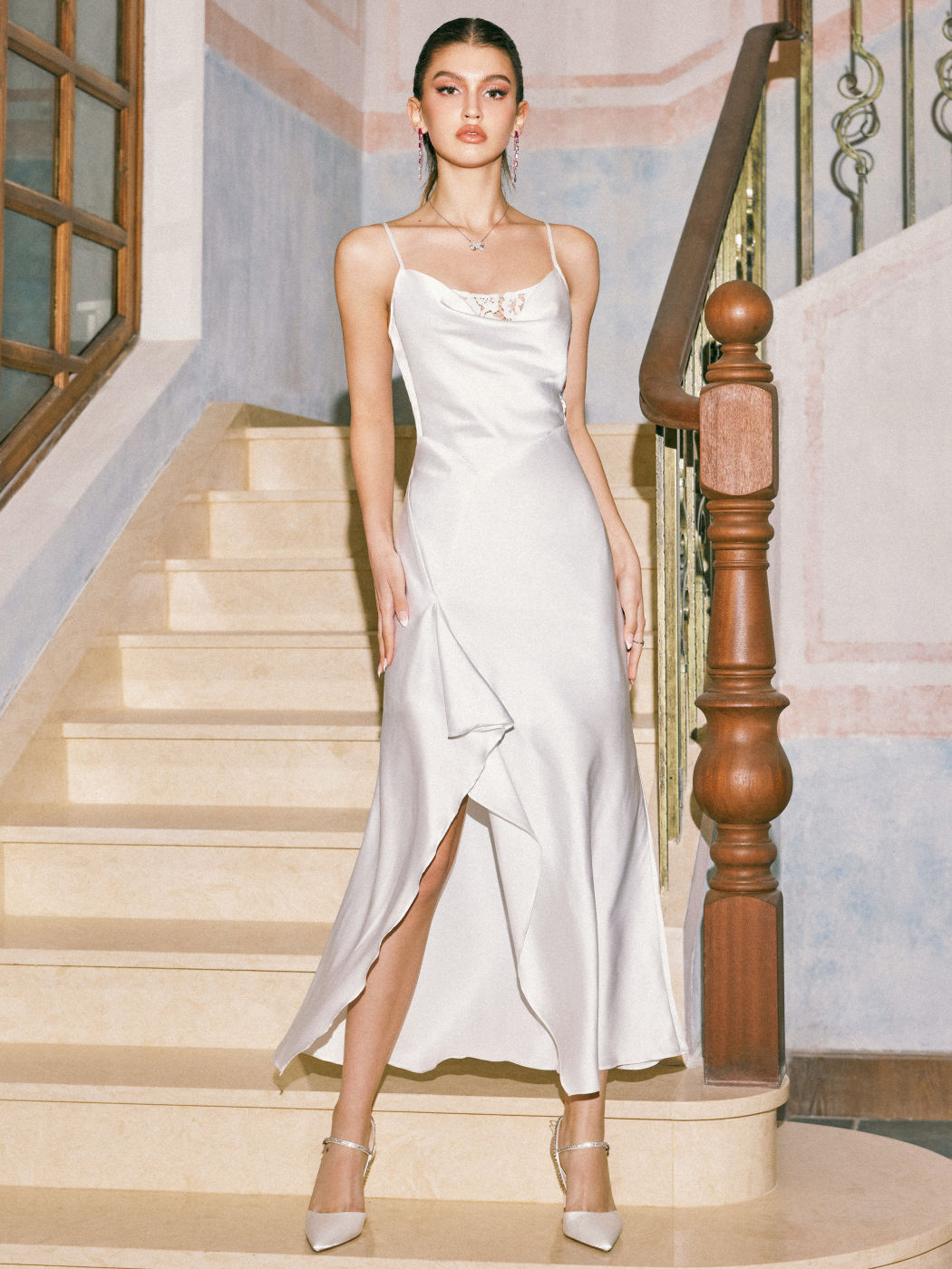 Maxikleid mit Schlitz und Wasserfallausschnitt aus Satin