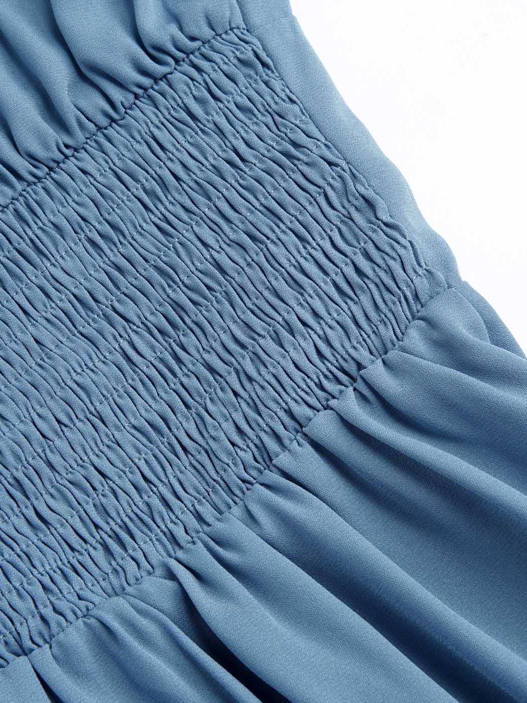 Einfarbiges Rüschen-Midikleid mit eckigem Ausschnitt