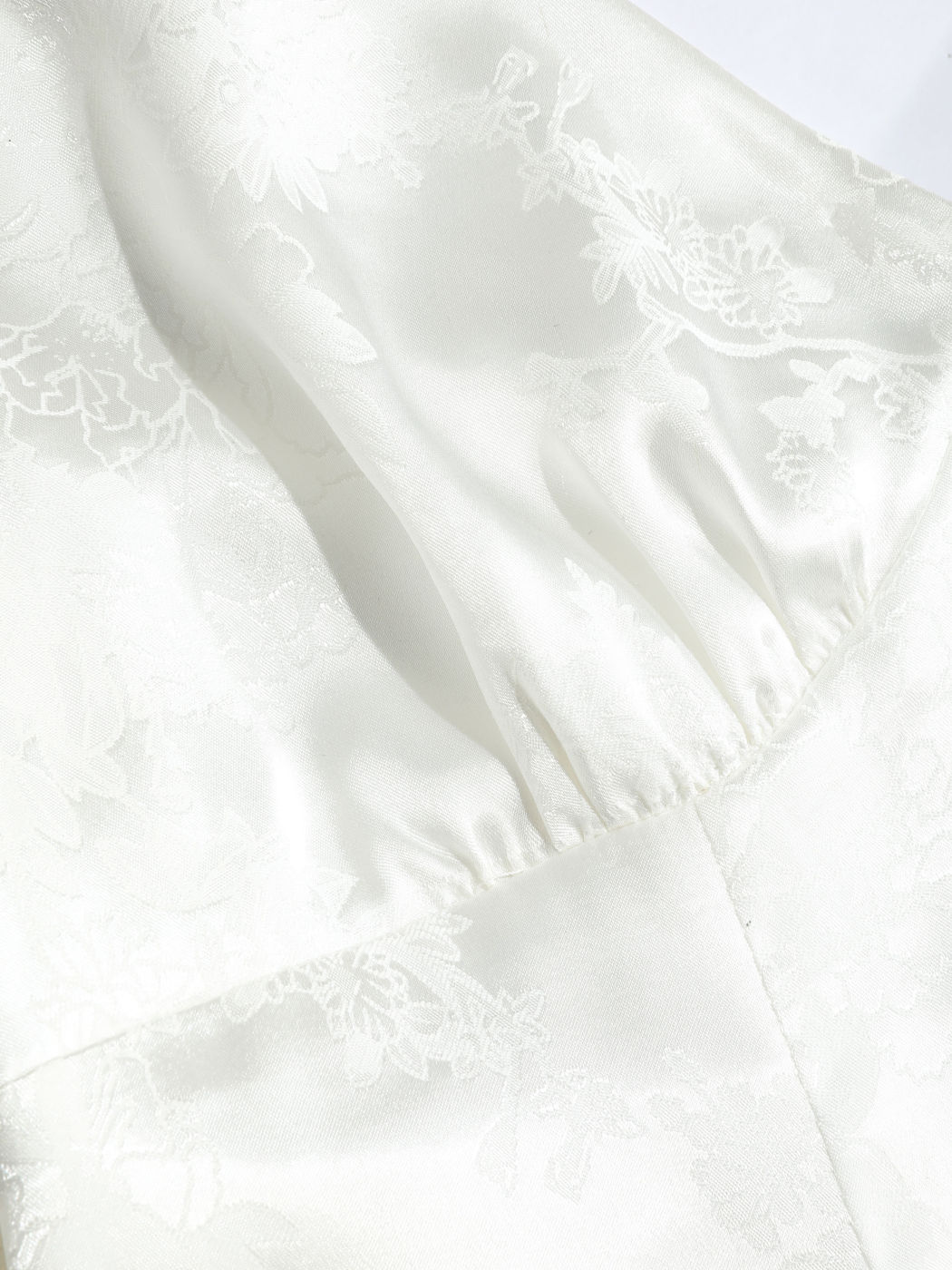 Kurzes Kleid aus Satin mit Blumenmuster zum Binden am Rücken