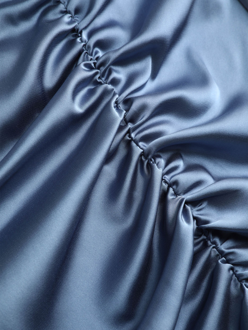 Solides, gerafftes Midikleid aus Satin mit V-Ausschnitt