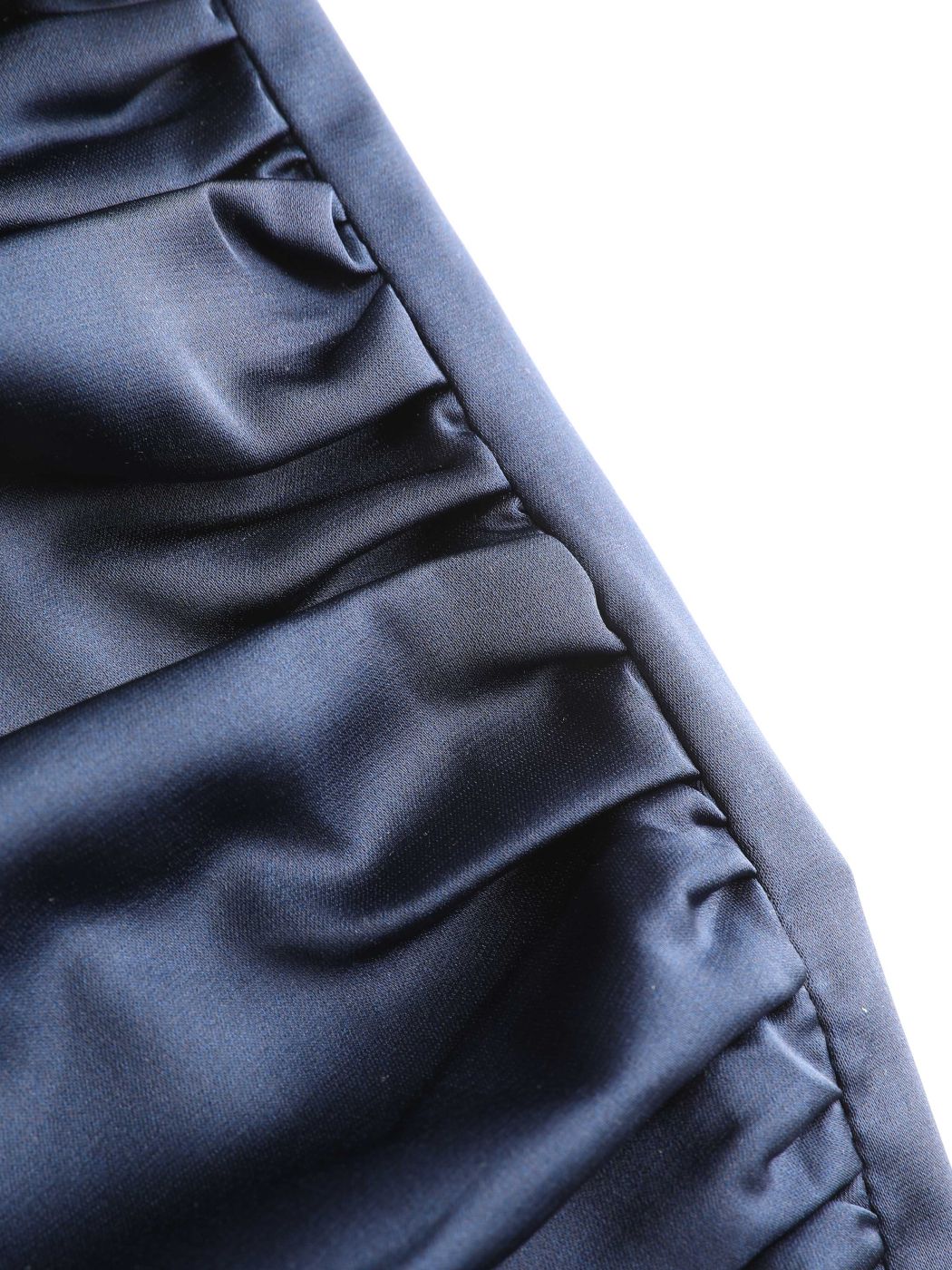 Minikleid aus Satin mit Rüschen und eckigem Ausschnitt