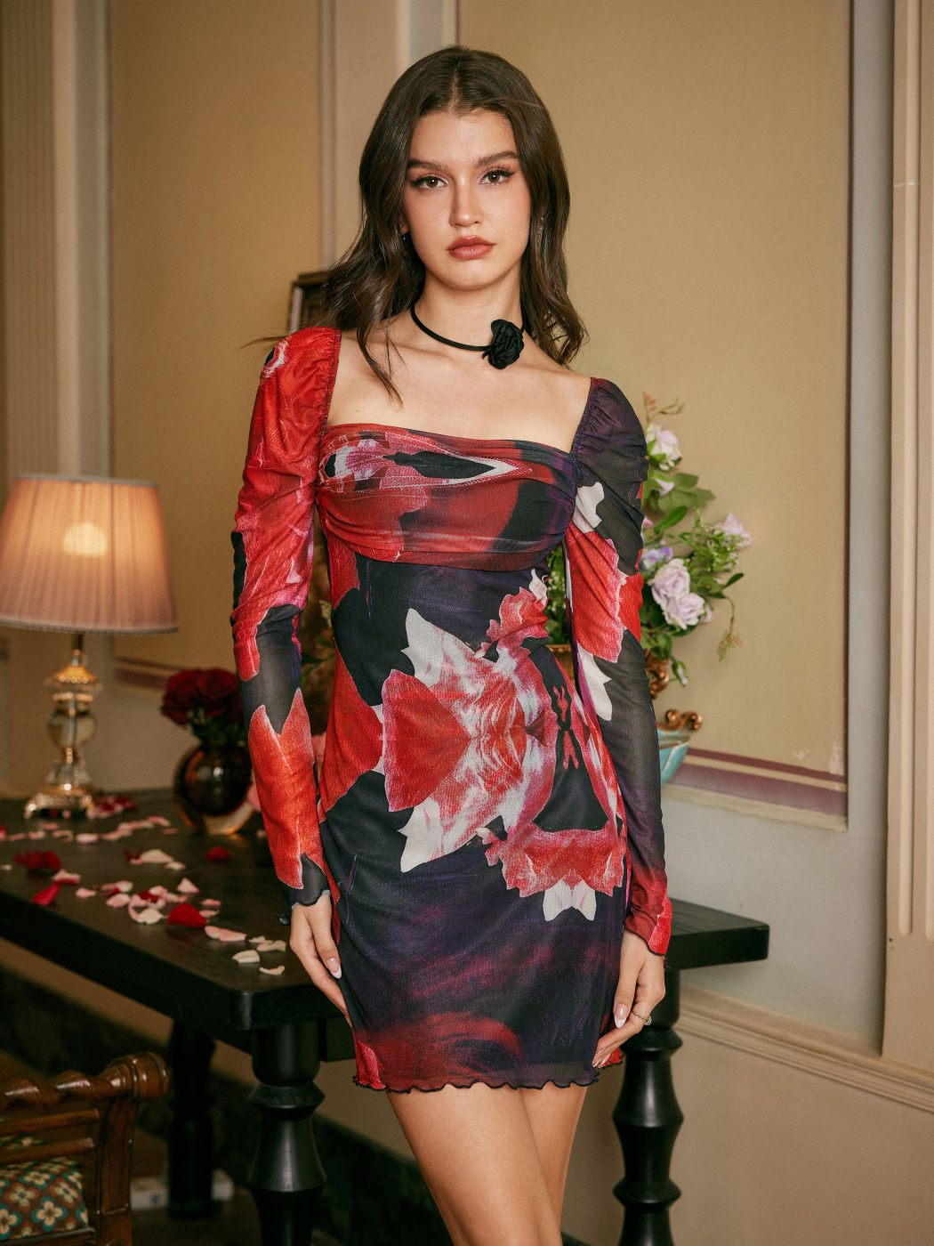 Gerafftes Minikleid mit abstraktem Muster und Salatbesatz