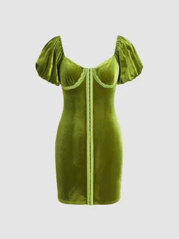 Festes Samt-Minikleid mit Schnalle und Herzausschnitt