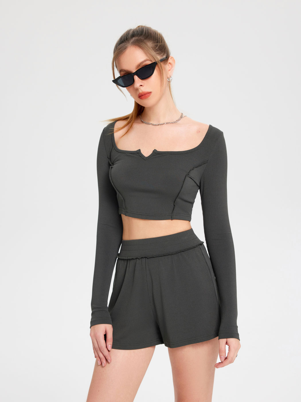 Crop-Top und Shorts mit festem U-Ausschnitt