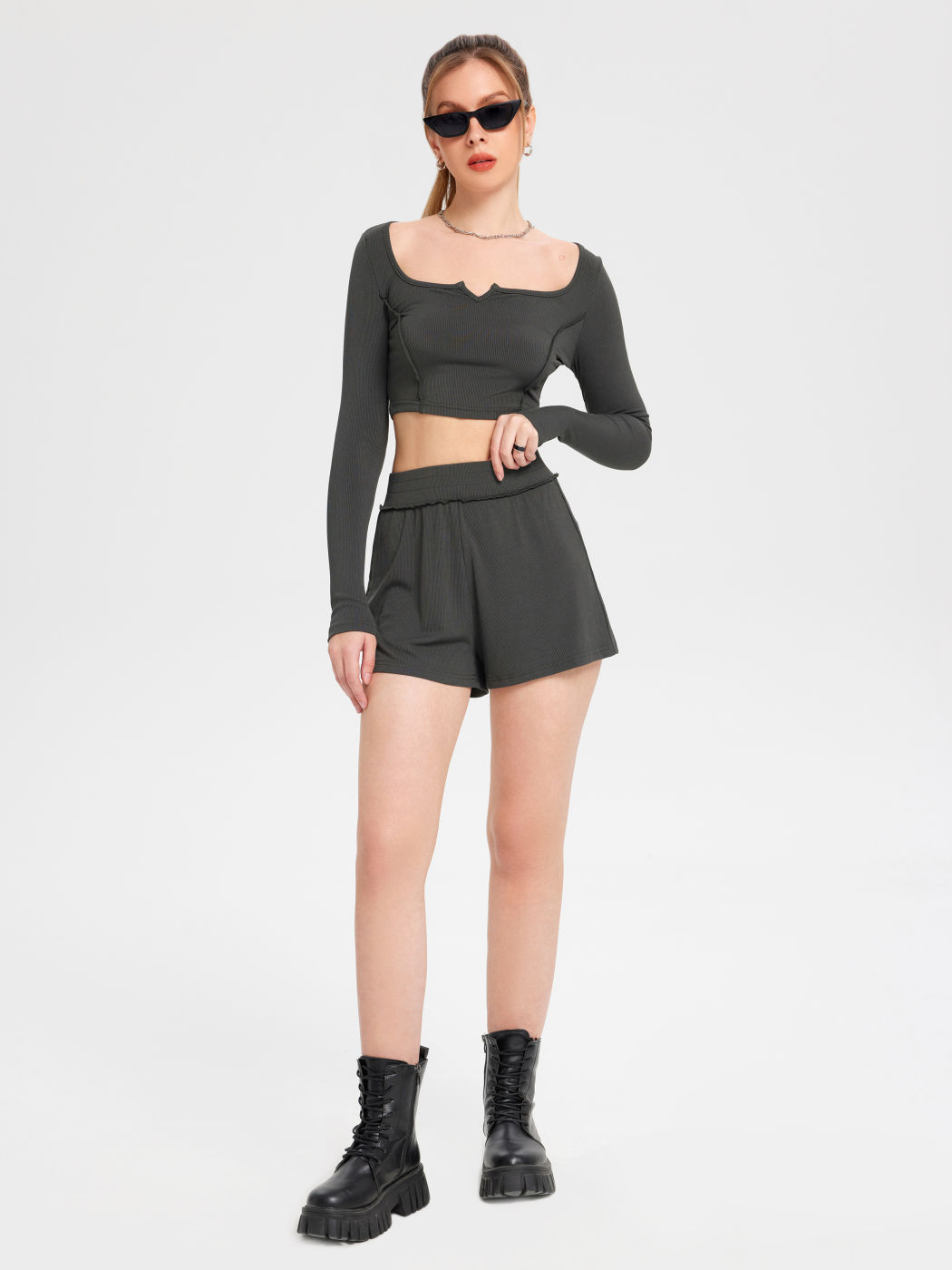 Crop-Top und Shorts mit festem U-Ausschnitt