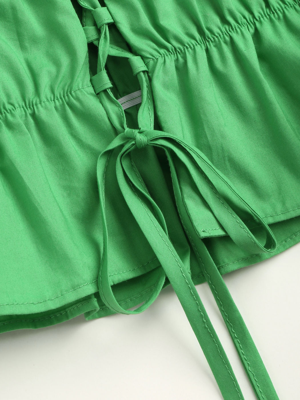  Einfarbiger schulterfreier Crop Top mit Schnürung und Ruchedung
