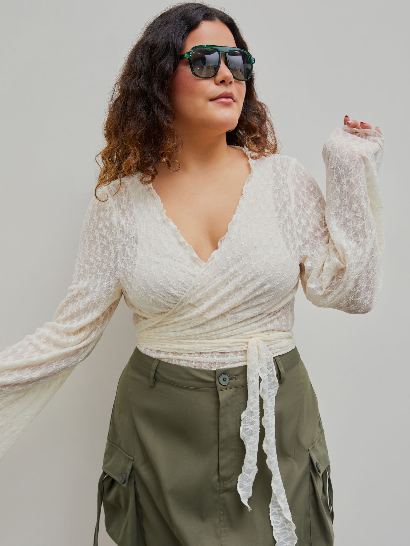 V-neck Floral Tie Back Crop Blouse Curve & Plus