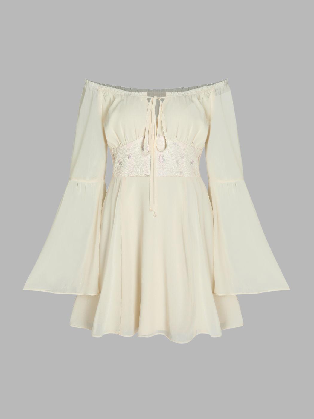 Kurzes Kleid aus Chiffon mit Glockenärmeln
