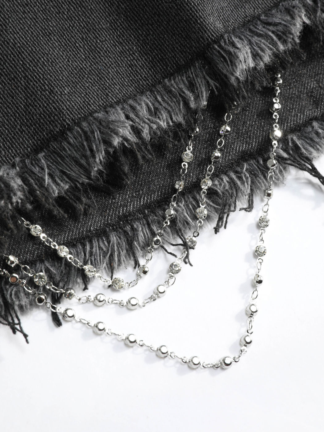Denim-Ultra-Shorts mit ungesäumtem Saum und Kettendetail