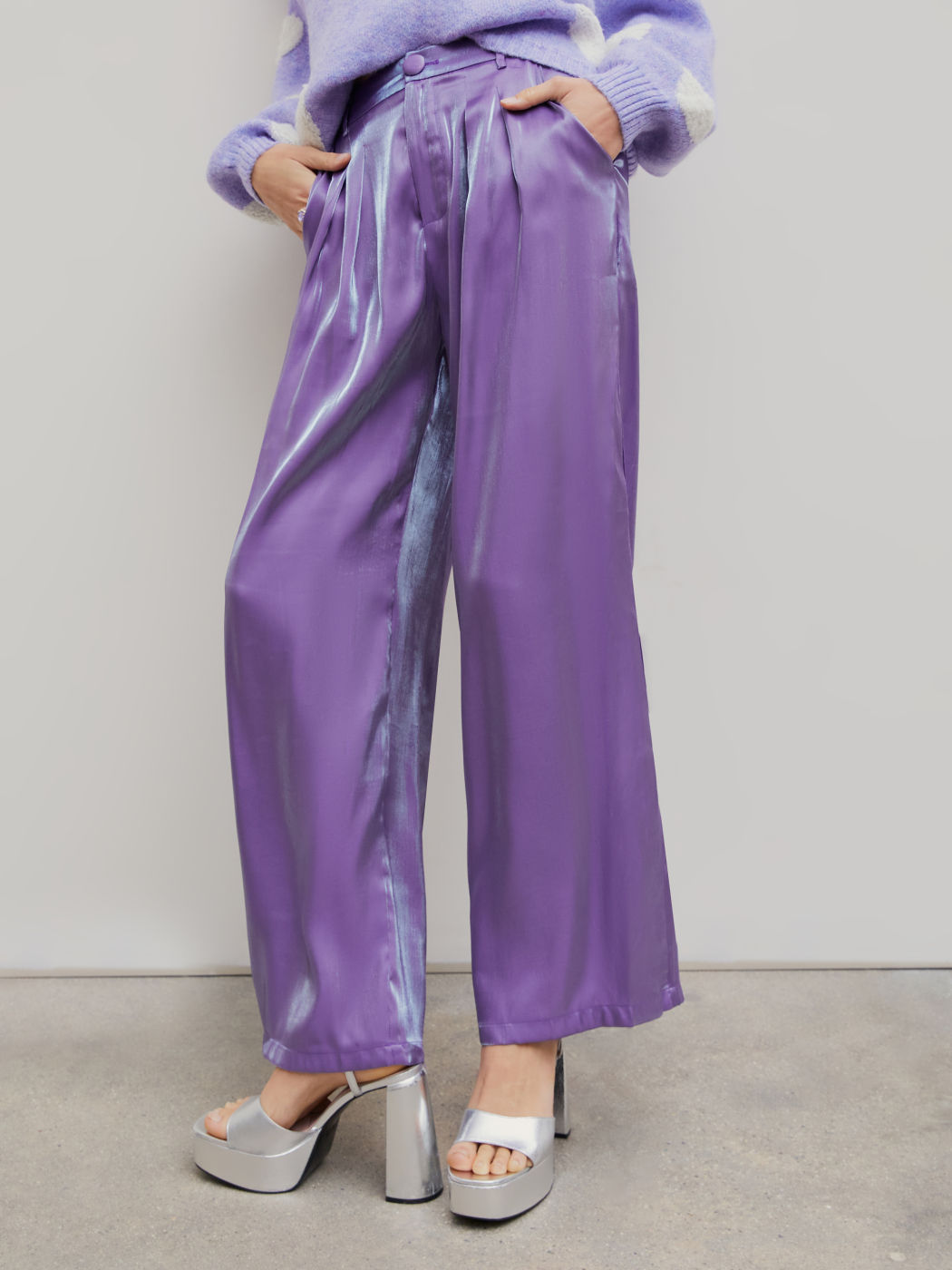 Hose mit weitem Bein und Metallic-Nähten