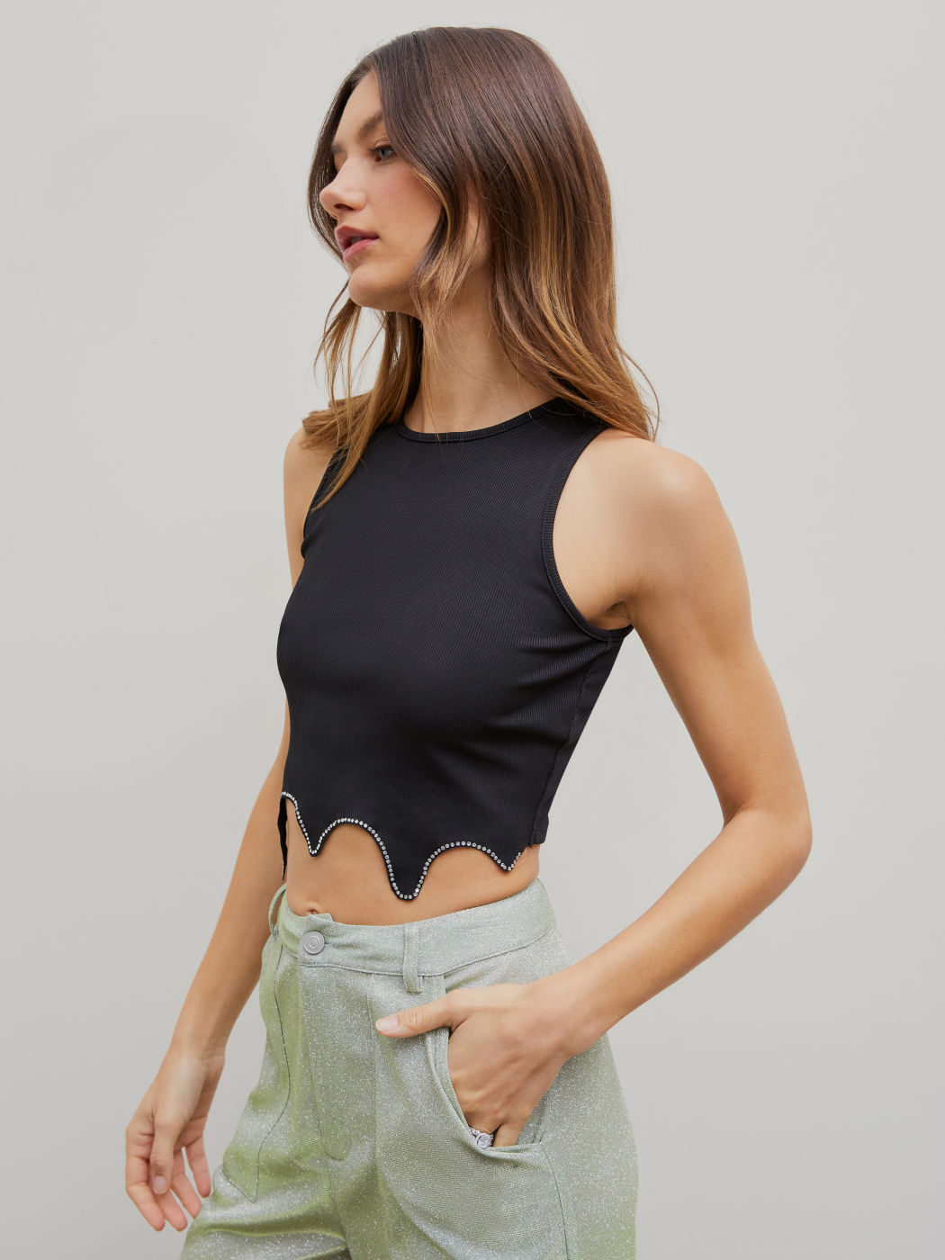 Crop-Top mit asymmetrischem Saum und Strassbesatz