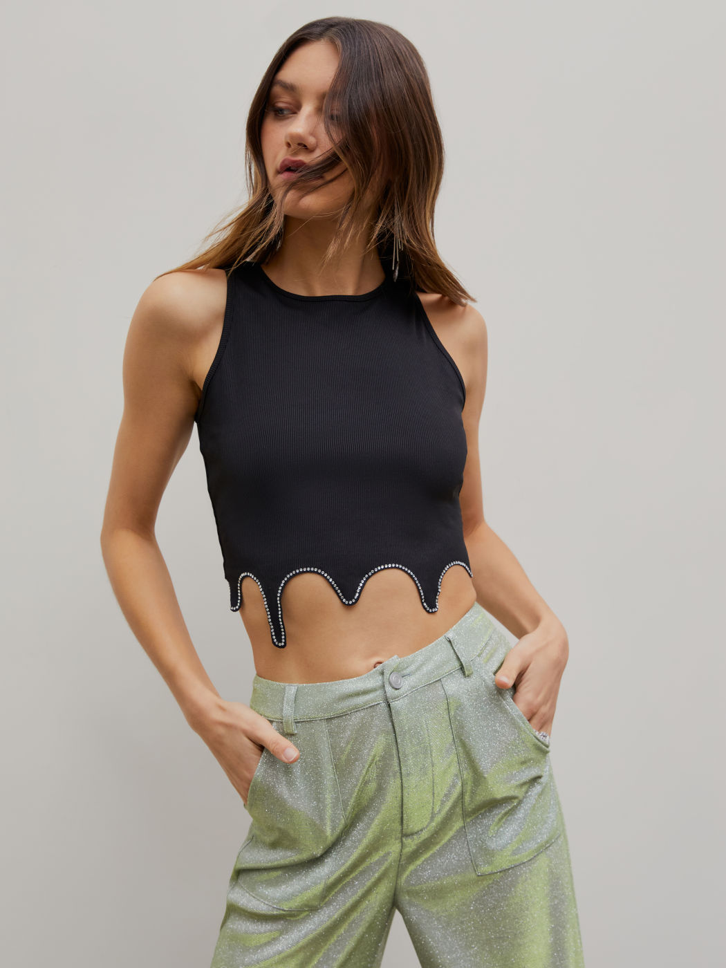 Crop-Top mit asymmetrischem Saum und Strassbesatz