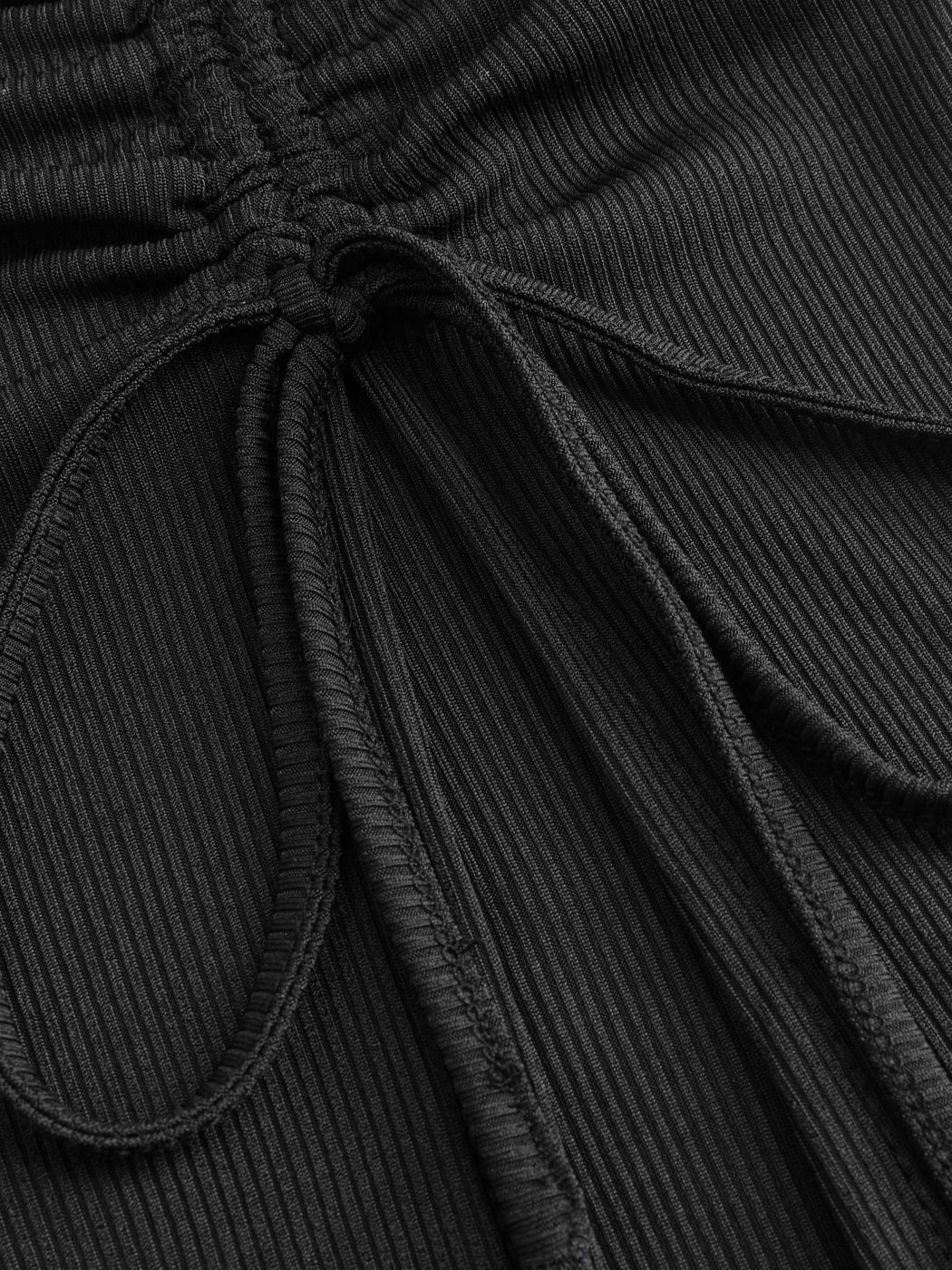 Gerafftes Midikleid mit Schlitz und Knoten