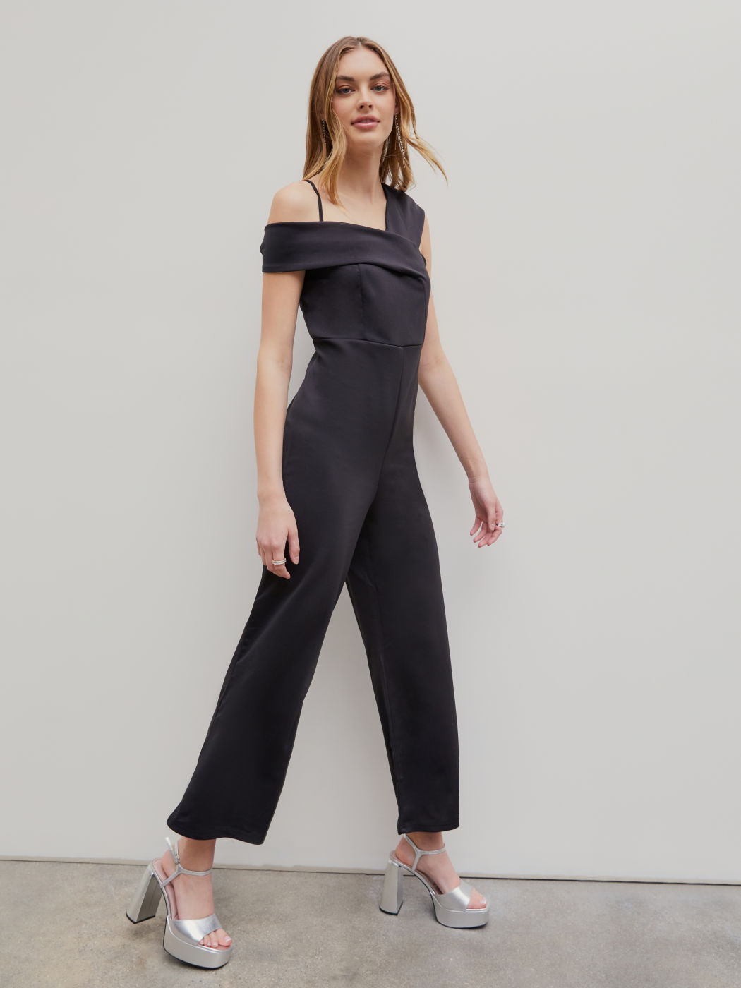 Solidr, schulterfreier, asymmetrischer Stich-Overall aus Satin